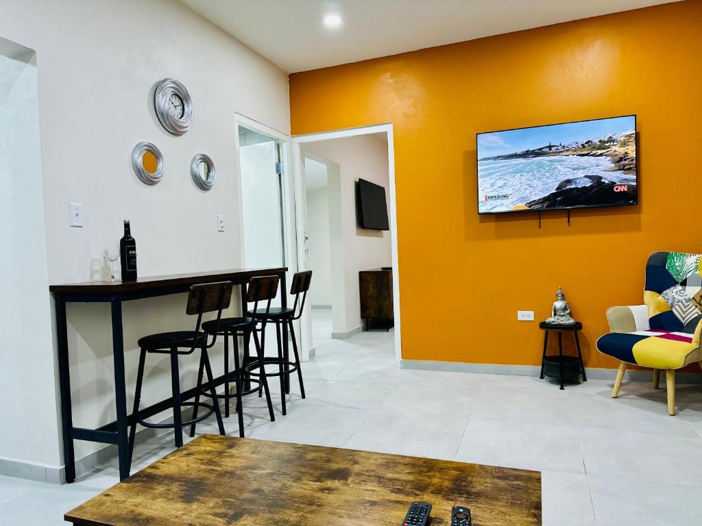 Eagle Stays Aruba-NEW Charming One Bedroom Retreat, Cozy & Close to Eagle Beach!