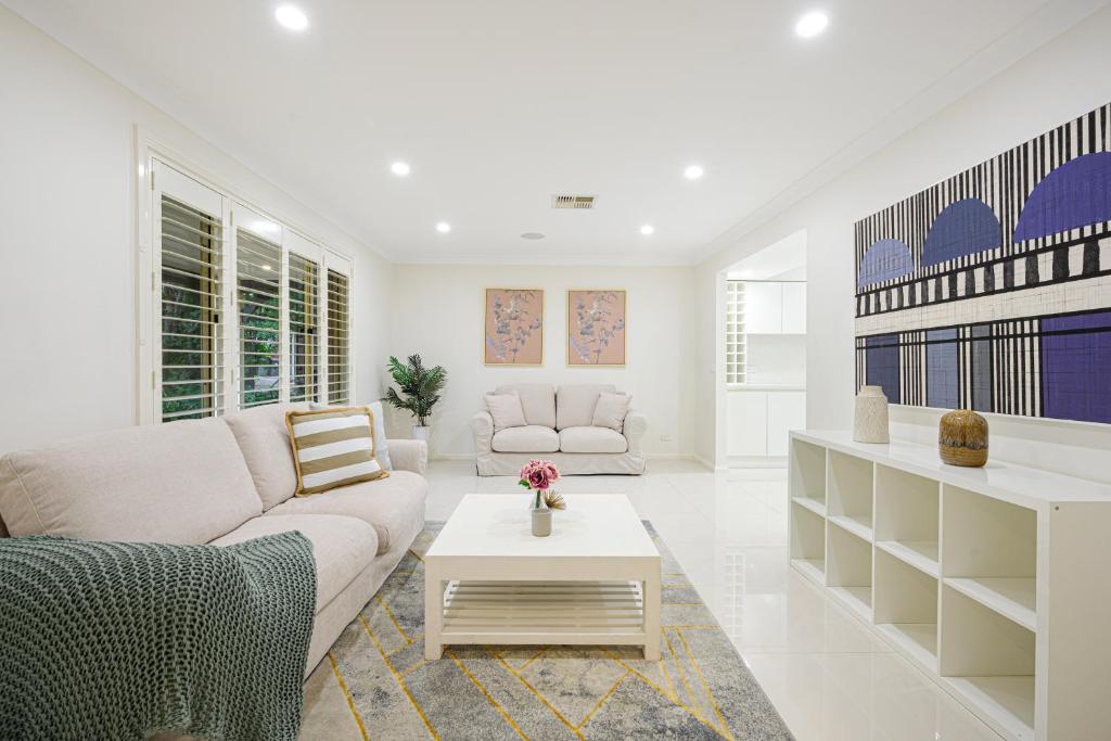 Baulkham Hills 4BR with Pool photo 1