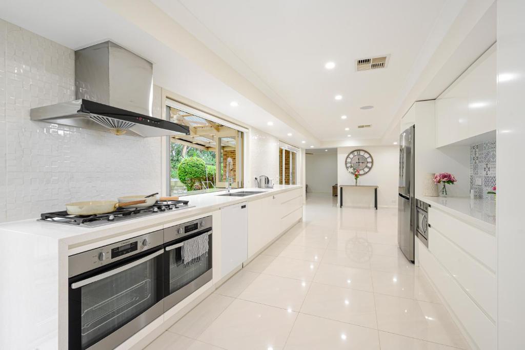 Baulkham Hills 4BR with Pool photo 4
