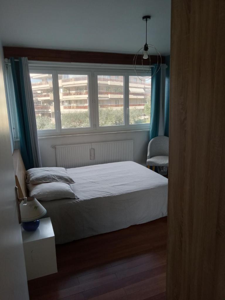 Appartement avec vue mer à Antibes - Tap to explore photos