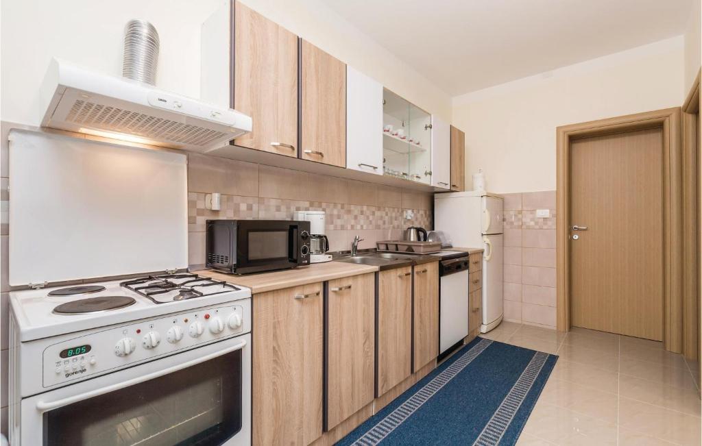 Beautiful Apartment In Bresca With Wifi - Tap to explore photos