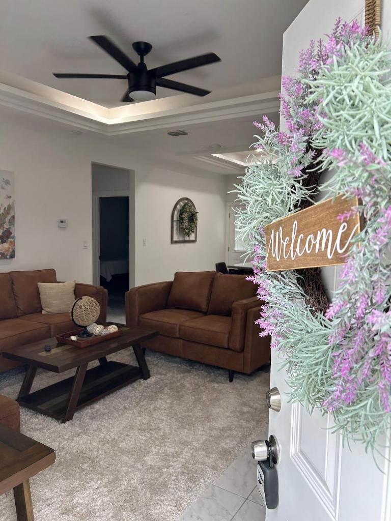 Carroll Estates 3 Bedroom Apartment Retreat image