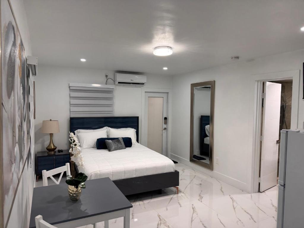 Stylish Studio With Jacuzzi image