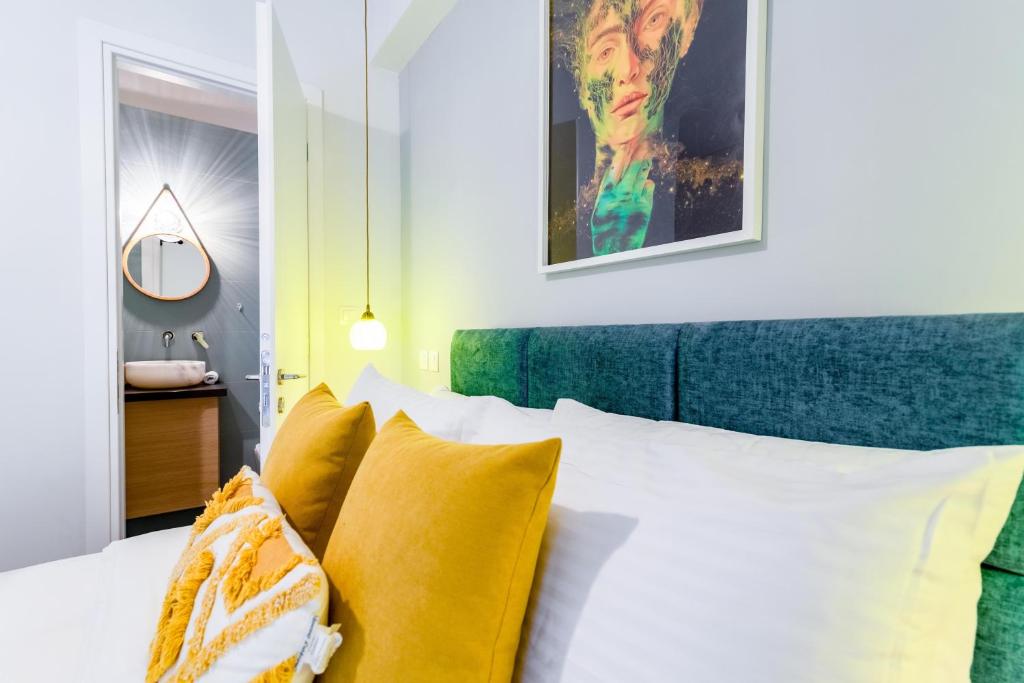 Psirri Urban Chic - Central 3BR - Sleeps 10 - Tap to explore photos