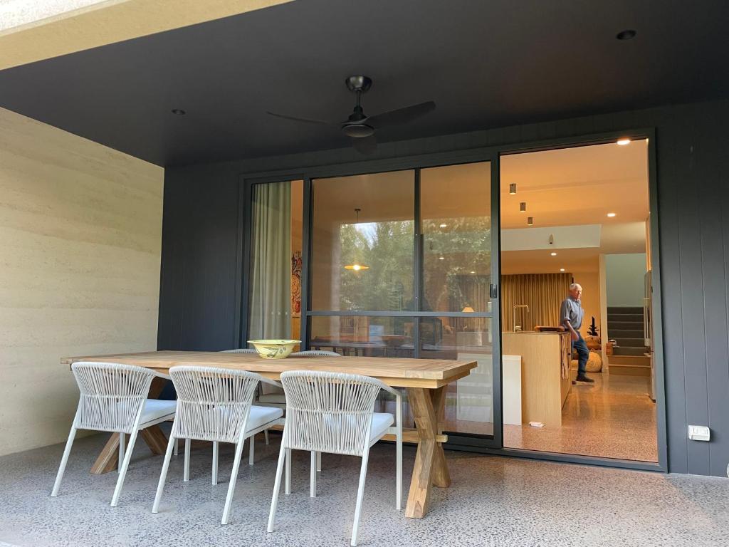 Riverbank House photo 2