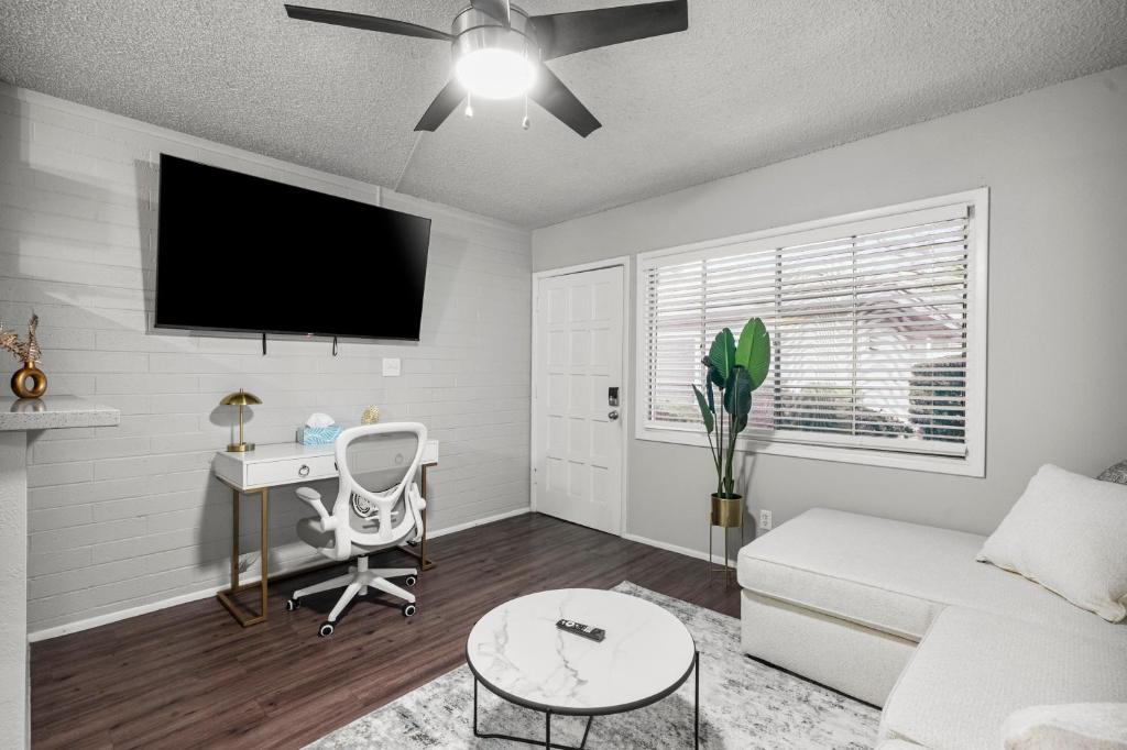 Trendy 1B1B Studio Getaway in Old Town image