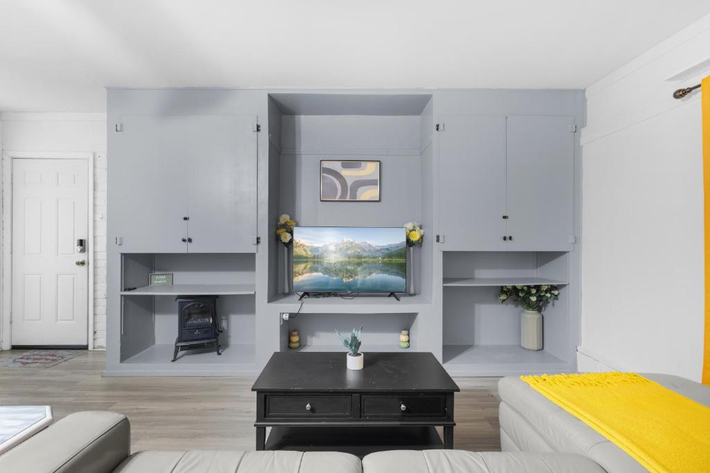 Pet Friendly Large Studio With Free Wi-Fi In Great Location! image