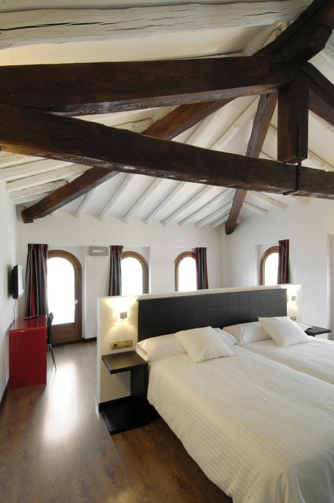 Hotel Cienbalcones - Tap to explore photos