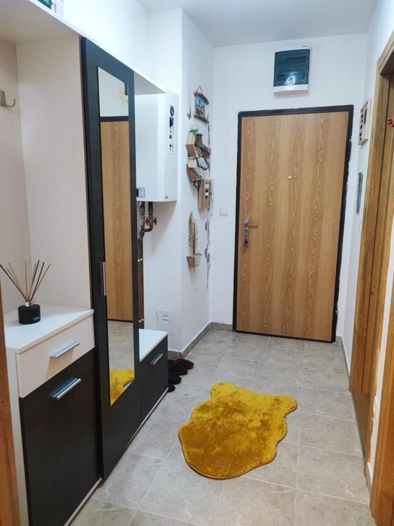 Yellow Corner, Istocno Sarajevo near Airport free parking photo 2