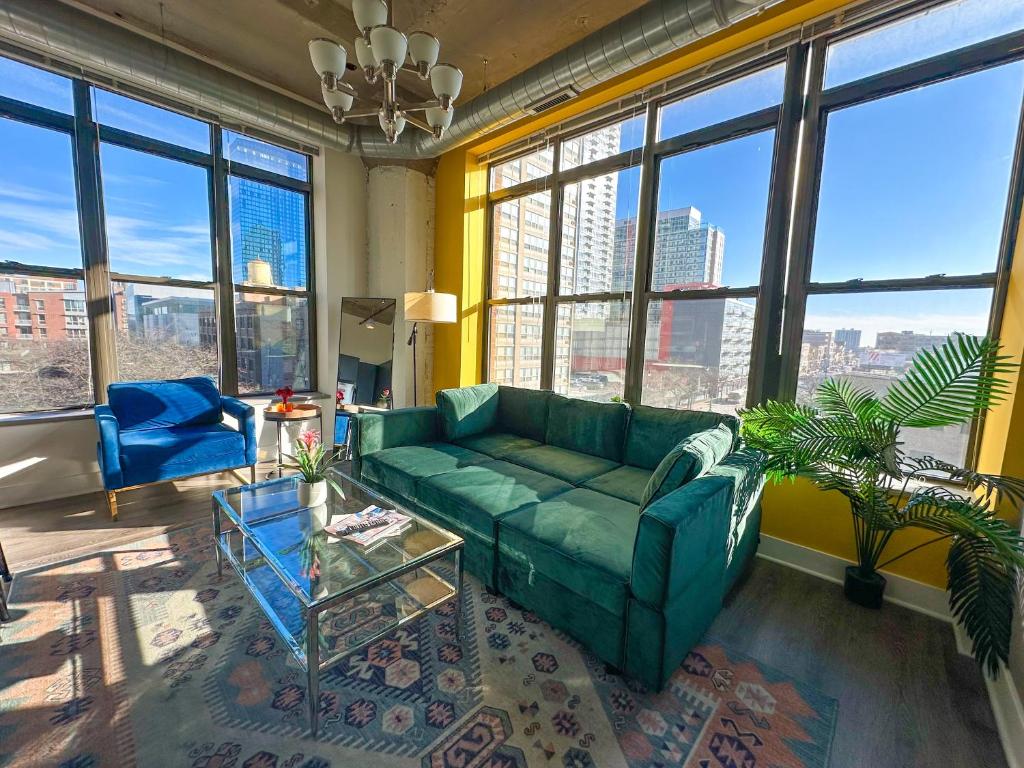 McCormick Place luxury corner apartment with optional parking for 6 guests image
