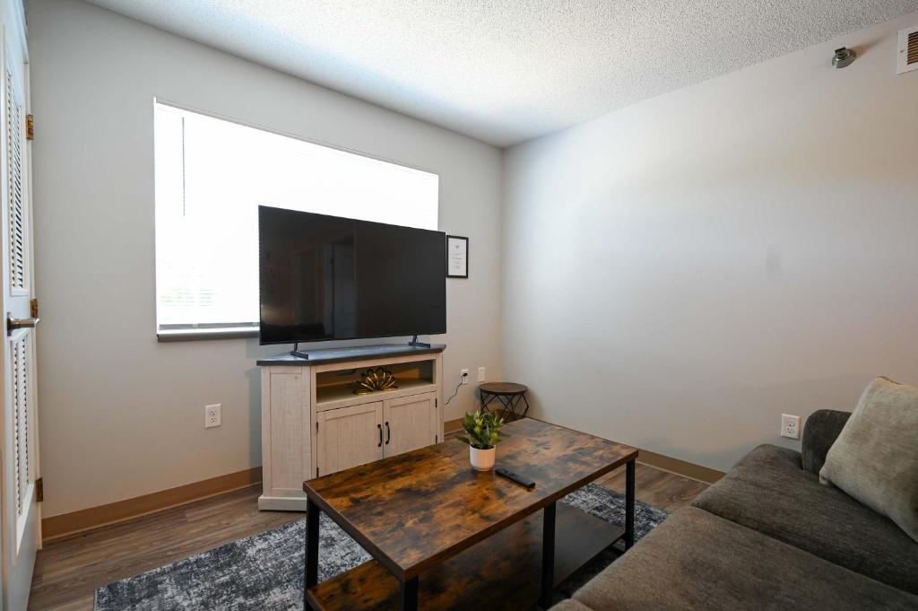 2 Bedroom 2 Bath Apartment Near Mayo Park Free image
