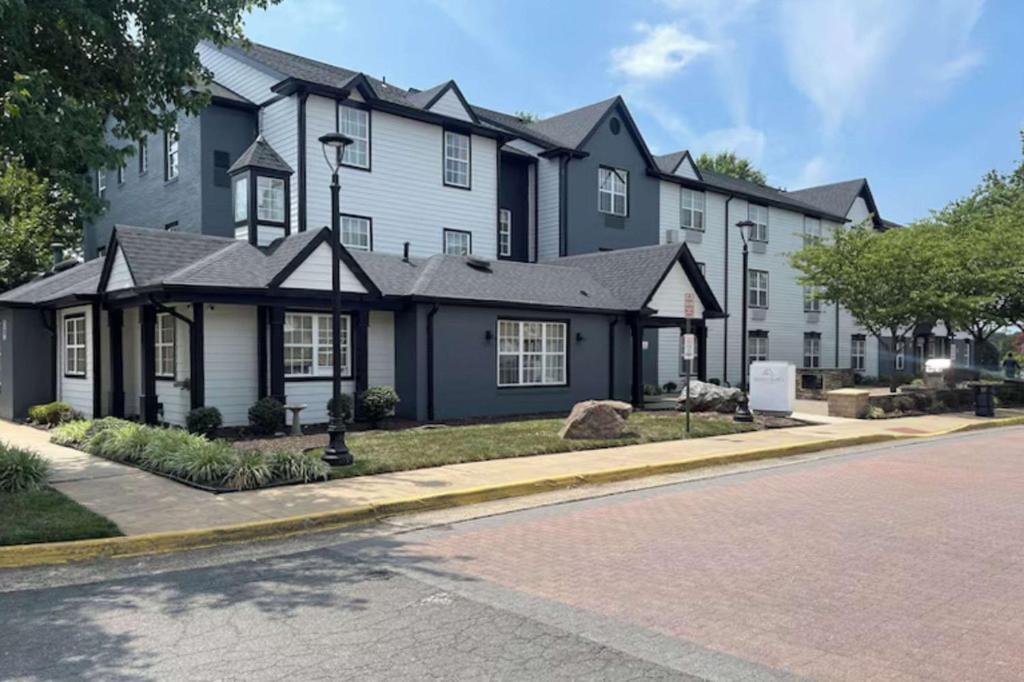 Dulles Suites Extended Stay image