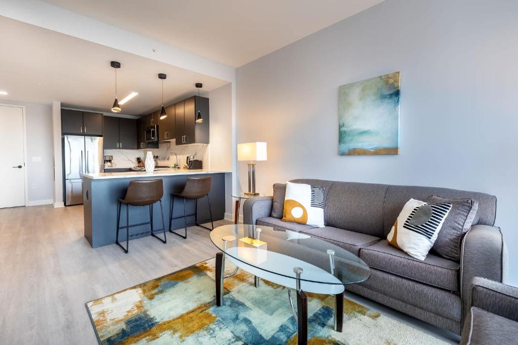 Modern Apt with Golf Simulator & Gym-333-2609 image