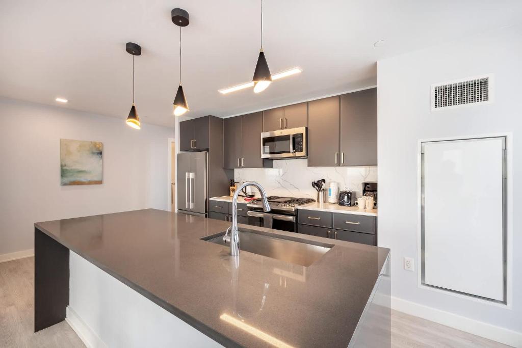Luxury 2 BR Apt with Gym and Pool-333-806 image