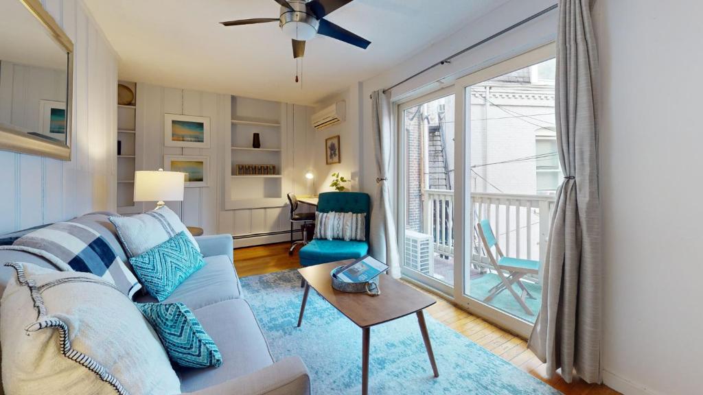 Sun-filled 1 Bed, 1 Bath In Brookline Village image
