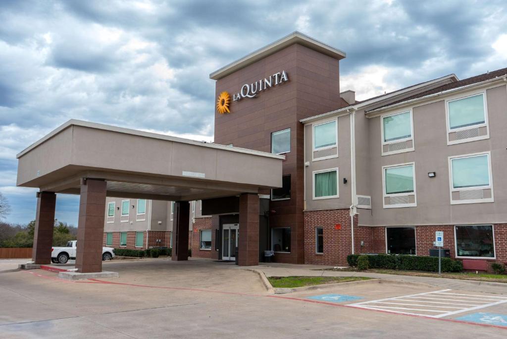 La Quinta Inn & Suites by Wyndham Dallas Mesquite image