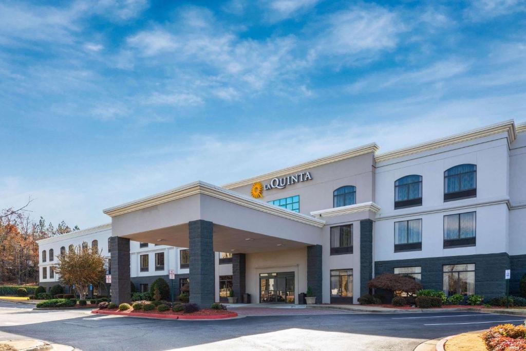 La Quinta Inn & Suites by Wyndham Kennesaw image