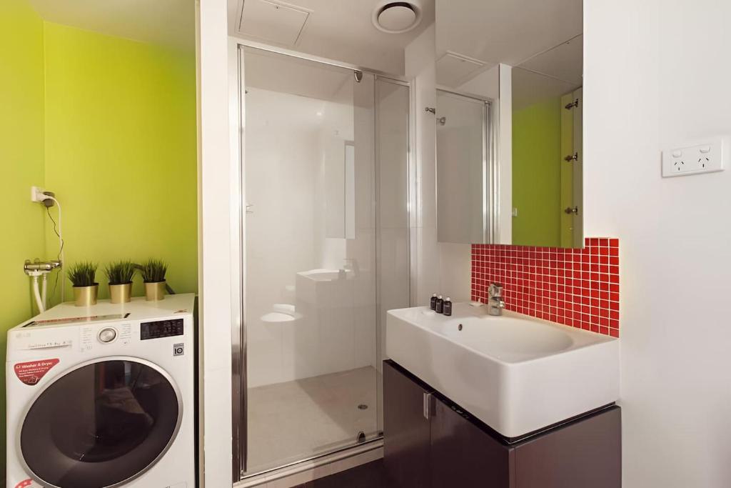Swanston's Urban Duo - Interconnected Apartments with Pool photo 3