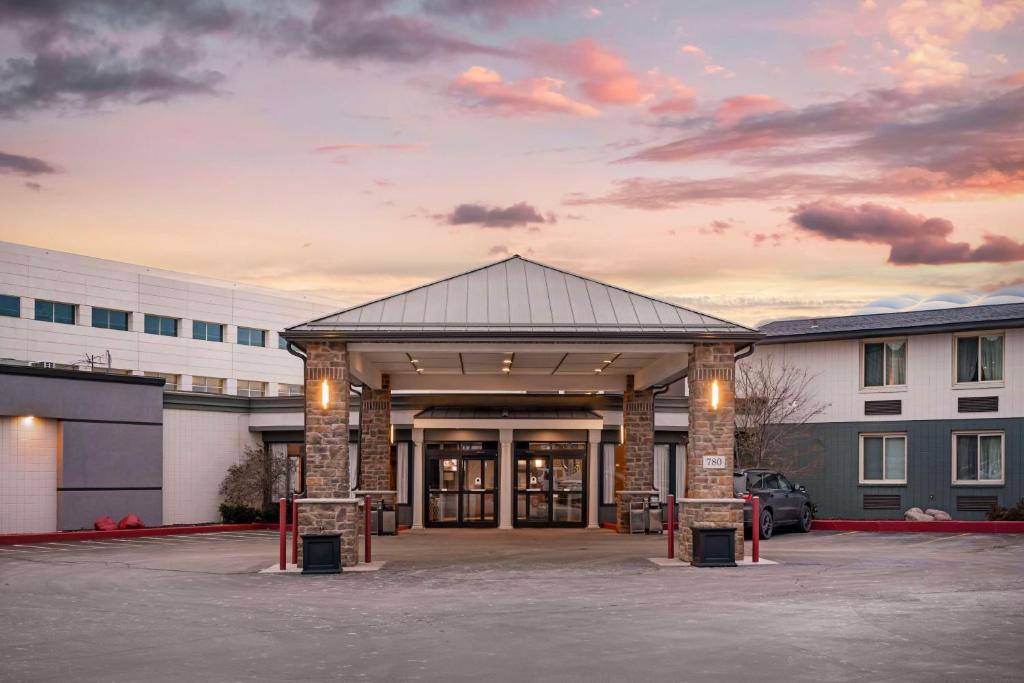 Best Western Green Bay Inn Conference Center image