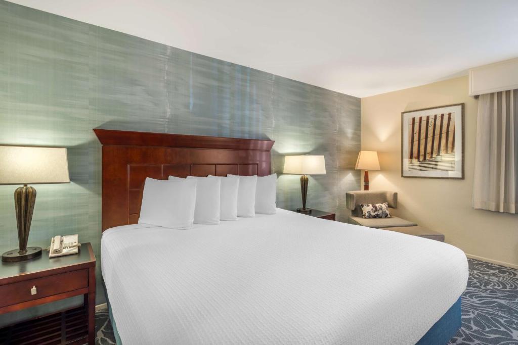 Best Western Plus Carpinteria Inn - Tap to explore photos