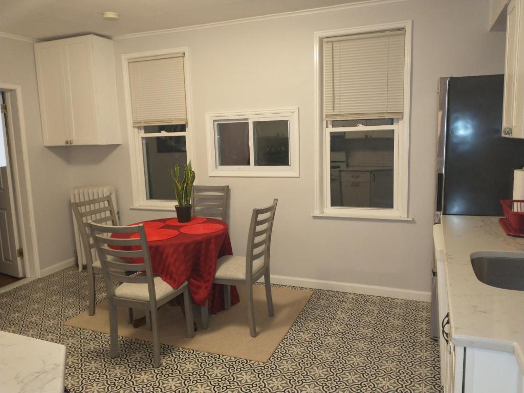 Spacious 3 Bedroom Apartment with Great Location image
