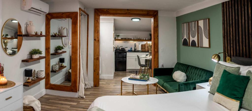 Downtown 1BR Cottage for 4 - Renovated image