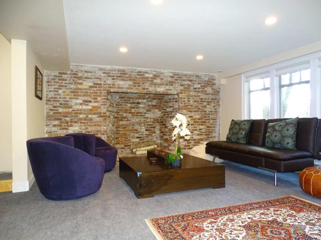 Spacious Apartment in Beautiful Area of Weston image