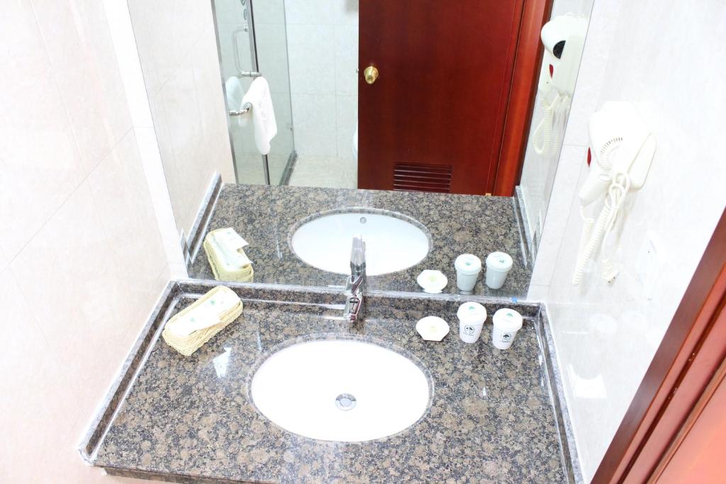 Двухместный (Номер Делюкс с кроватью размера «queen-size»), GreenTree Inn ShangHai ZhouPu XiuPu Road Business Hotel