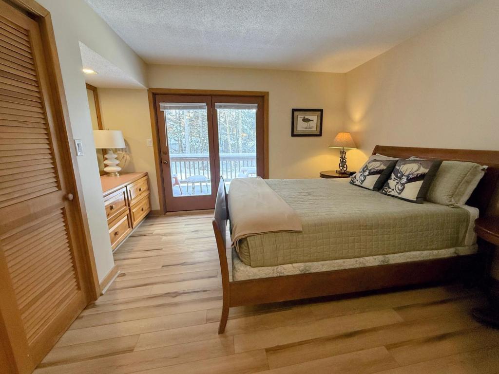 O1 Slopeside Bretton Woods cottage with AC large patio and private yard Walk to slopes, Memphremagog