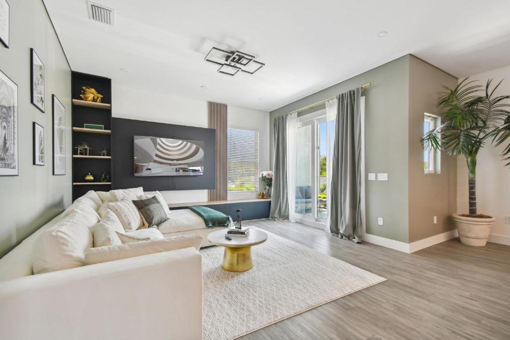Top Floor Luxury - Views - 5 min to Downtown image