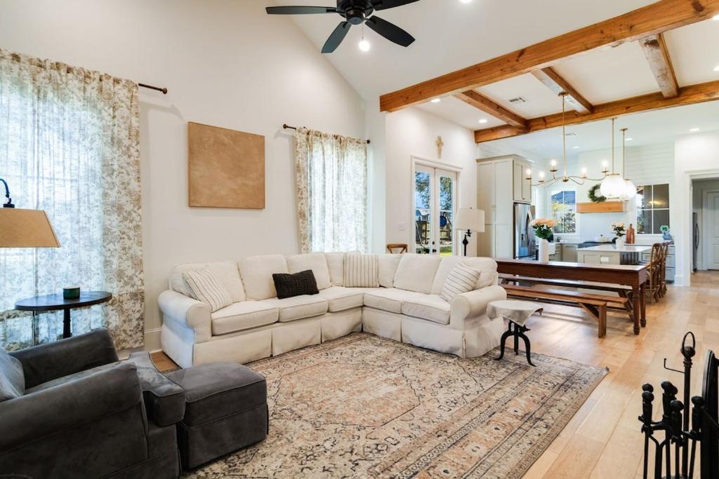 Cajun Country Retreat King Beds Patio Arcade Luxe image