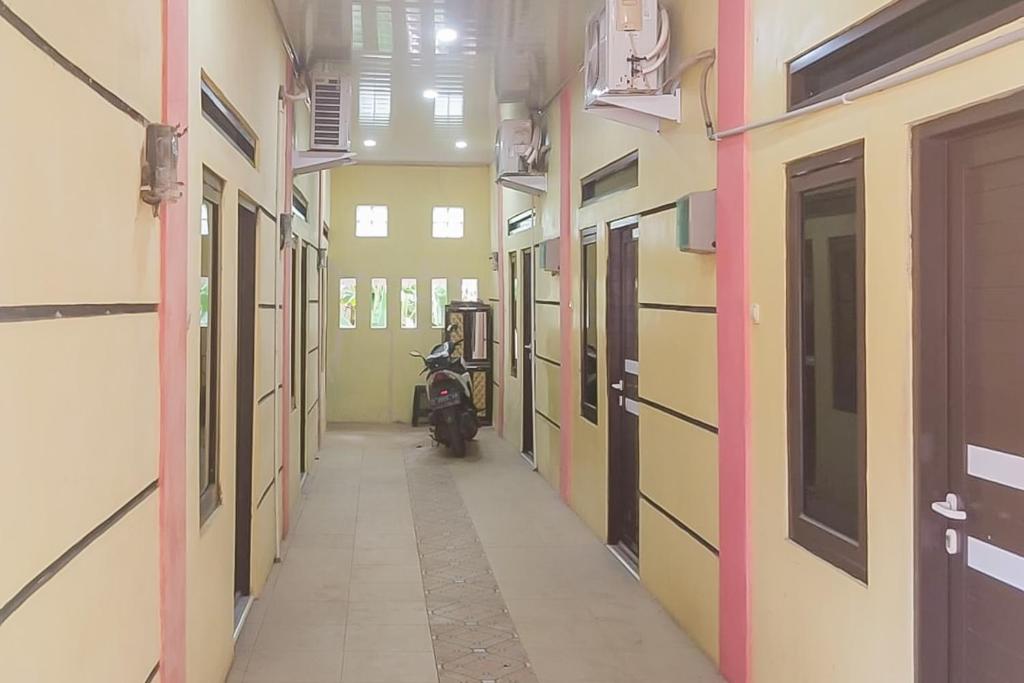 Ayna Syariah Mitra RedDoorz Indramayu photo 3