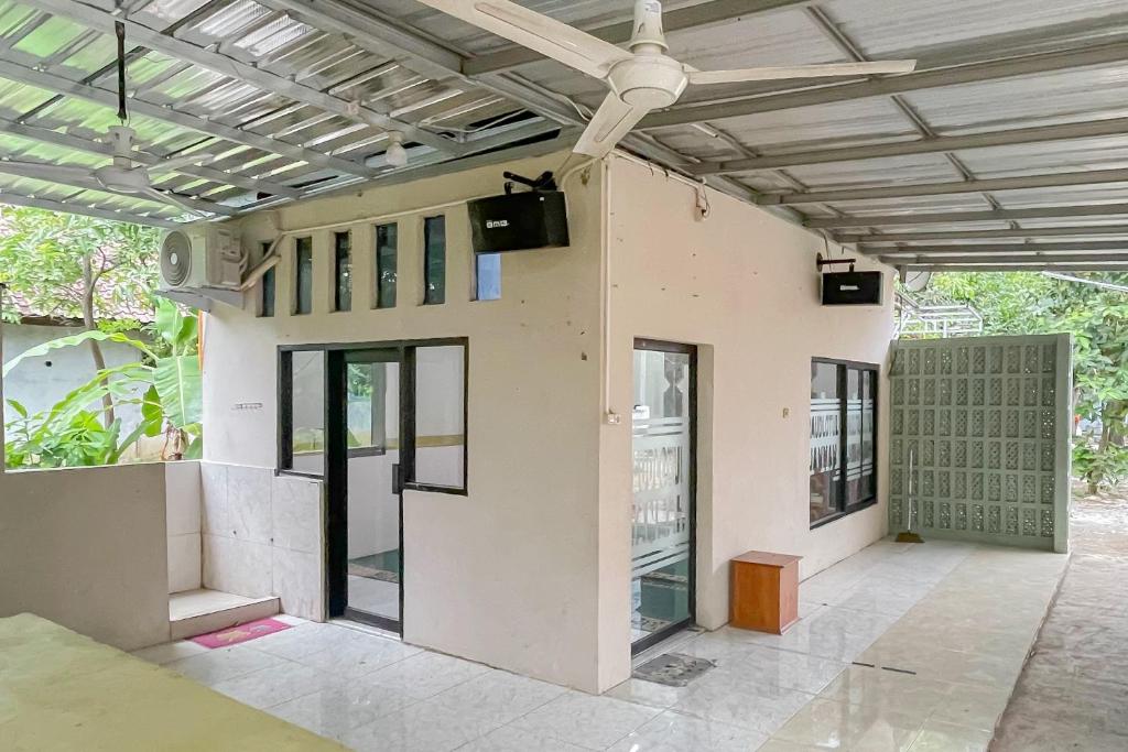 Ayna Syariah Mitra RedDoorz Indramayu photo 2