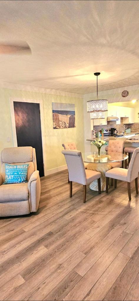 Gulf Of America Tropical Condo near Beaches ! image