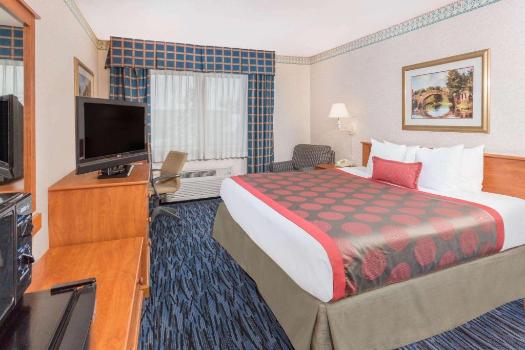 Ramada by Wyndham Kent Seattle Area Room Type - King Room with Jacuzzi - Non-Smoking