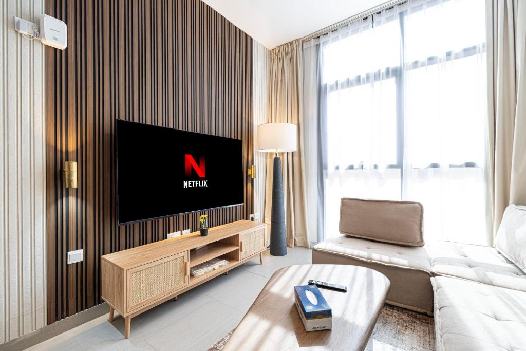 1BR Cityscape by Blue Cloud Holidays