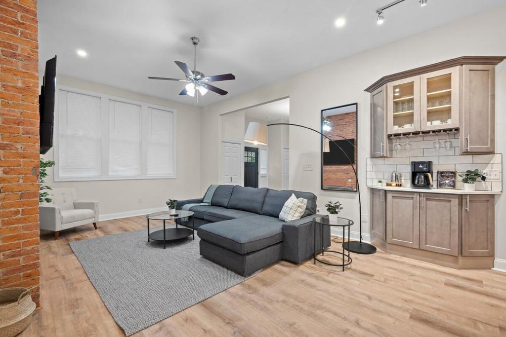Games,BBQ, Netflix plus FREE Parking Near Bakery Square image