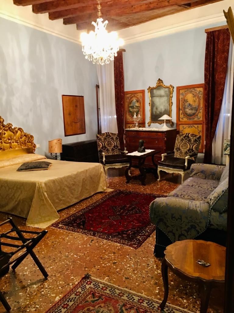 Console Palais, Venice