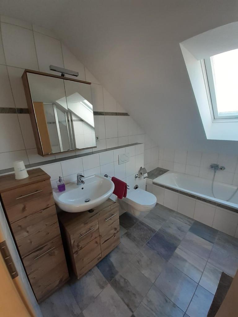 Fewo Steinhohle, DG 45qm, 1 Schlafzimmer & 1 Wohn-Esszimmer mit Bett - Tap to explore photos