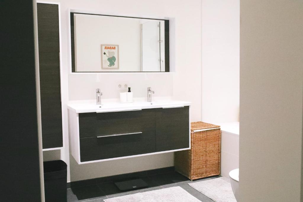 Luxury 2 Bedroom - Antwerp City Centre - Tap to explore photos