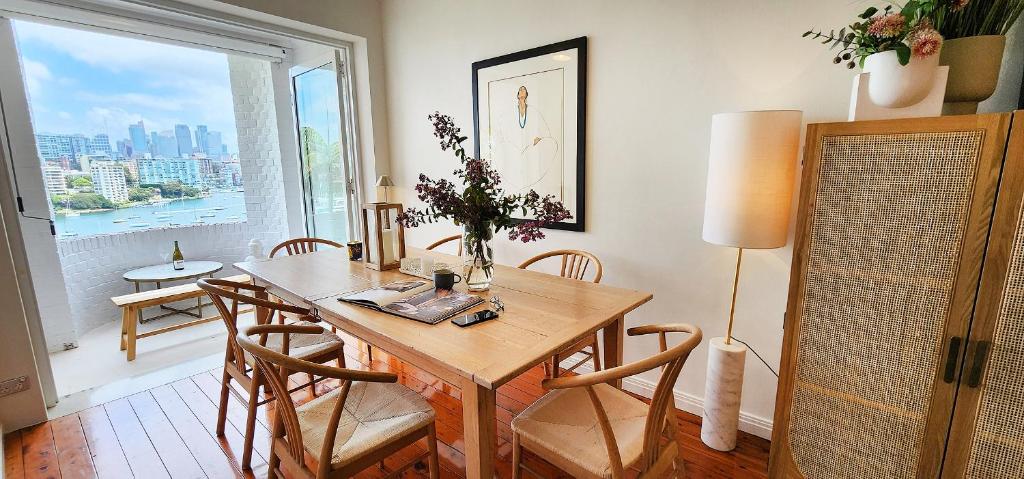 Elegantly Appointed Apartment with Harbour Views photo 4
