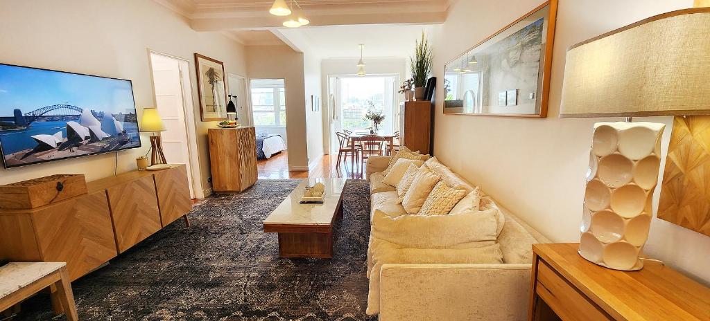 Elegantly Appointed Apartment with Harbour Views photo 1