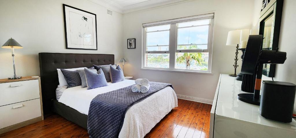 Elegantly Appointed Apartment with Harbour Views photo 3