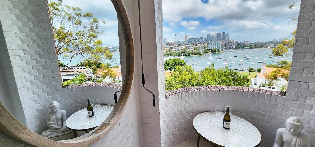 Elegantly Appointed Apartment with Harbour Views photo 2