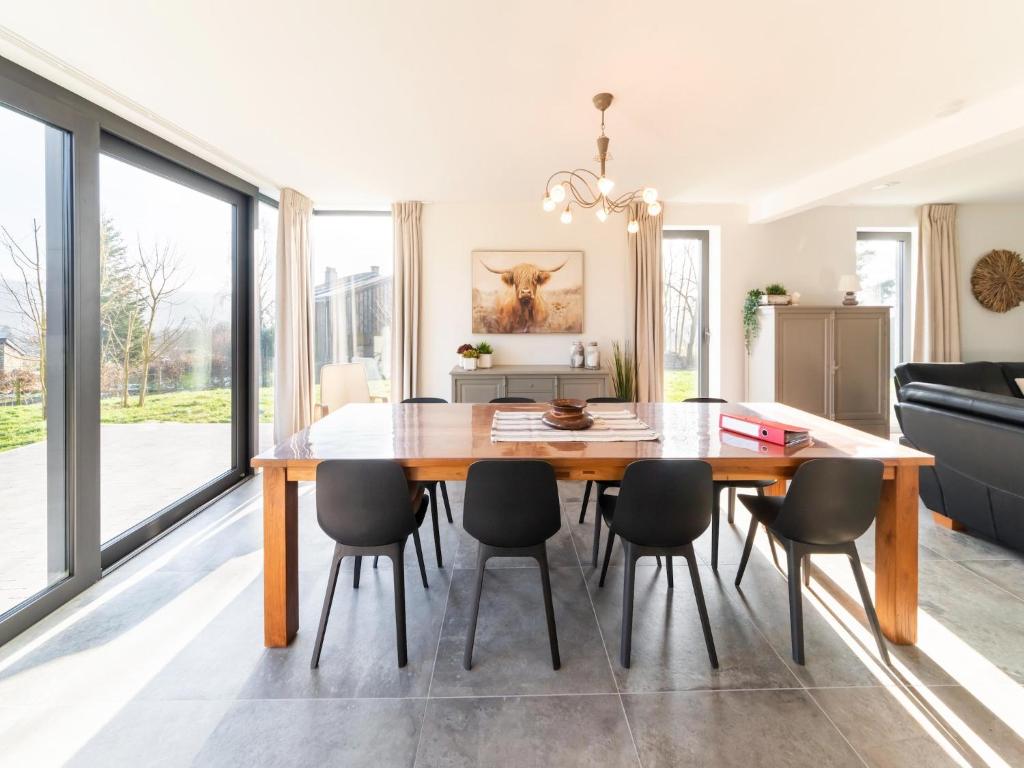 Luxurious family home with garden photo 2