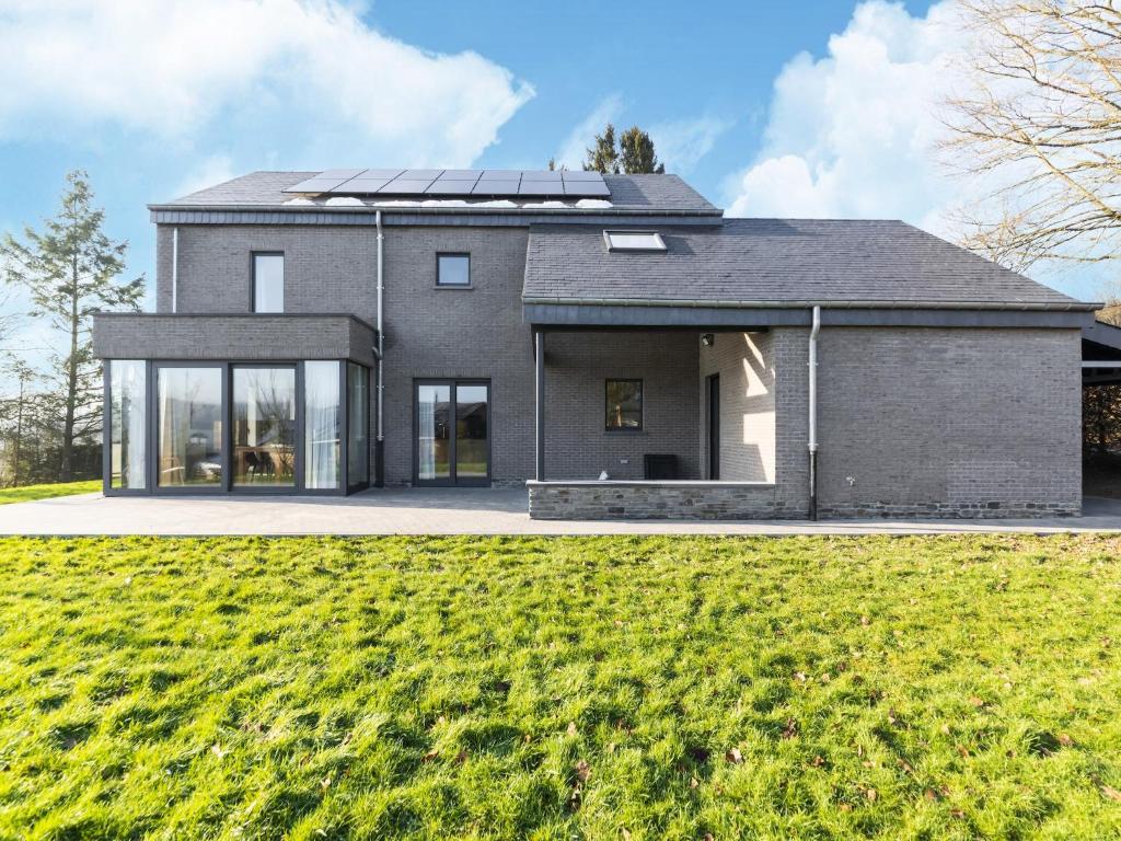 Luxurious family home with garden