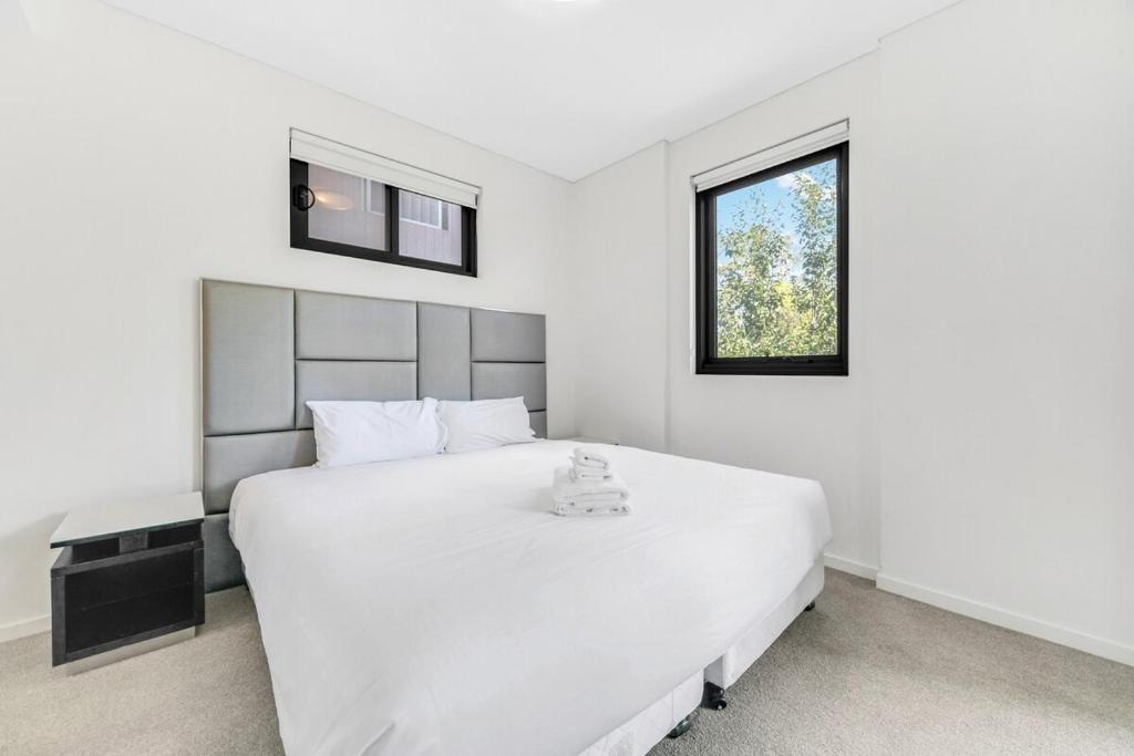 Sunny 2-Bedroom Apartment with Parking in Rouse Hill photo 3