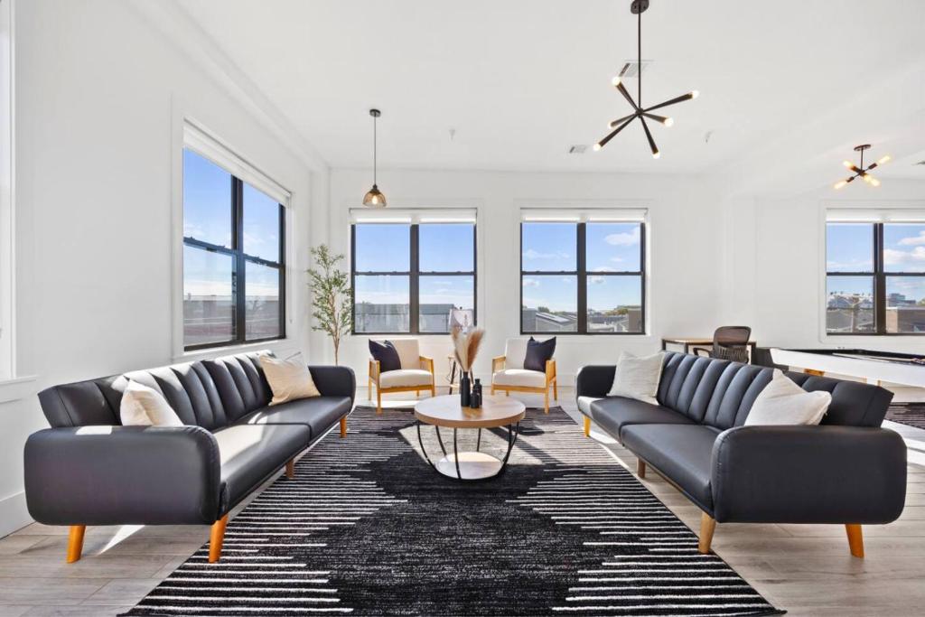 Huge Top-Floor 2BR, NYC View, Patio and Gym image
