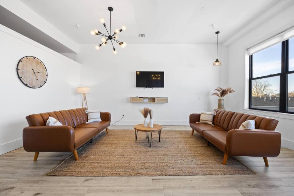 Luxury Stay for Groups Near NYC - Gym and Patio image