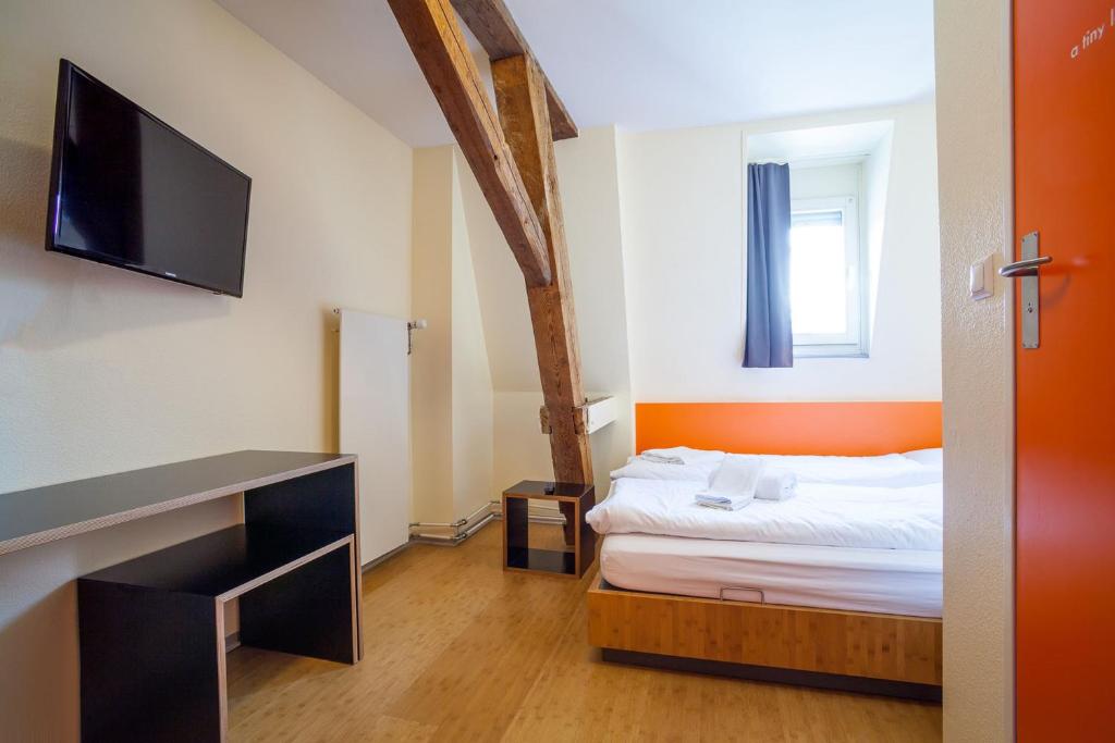 Двухместный (Economy Double Room (self-check-in)), easyHotel Basel